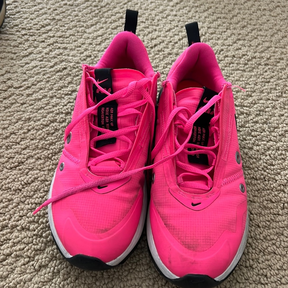 NIKE PINK GIRLY AIR MAX COMFY SHOES HARDLY WORN GREAT CONDITION. FINAL SALE.